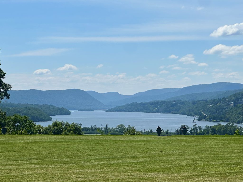 View of the Hudson with nature and mountains.