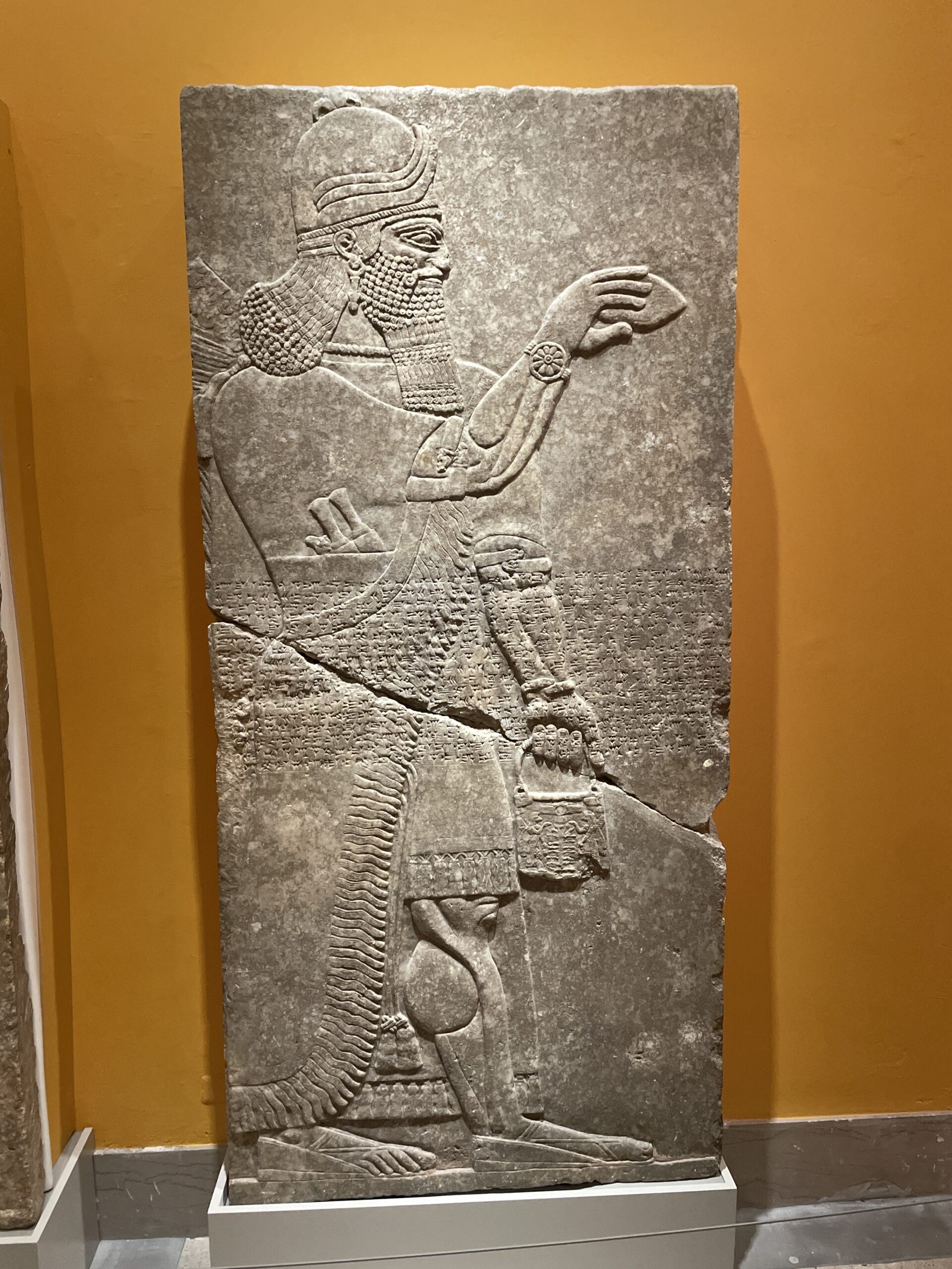 Apkallu-figure with Armlets